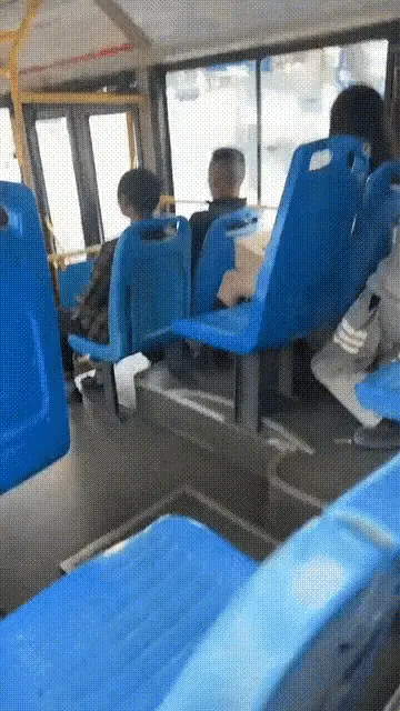 Tinino：最近有网友在公交车上拍到了