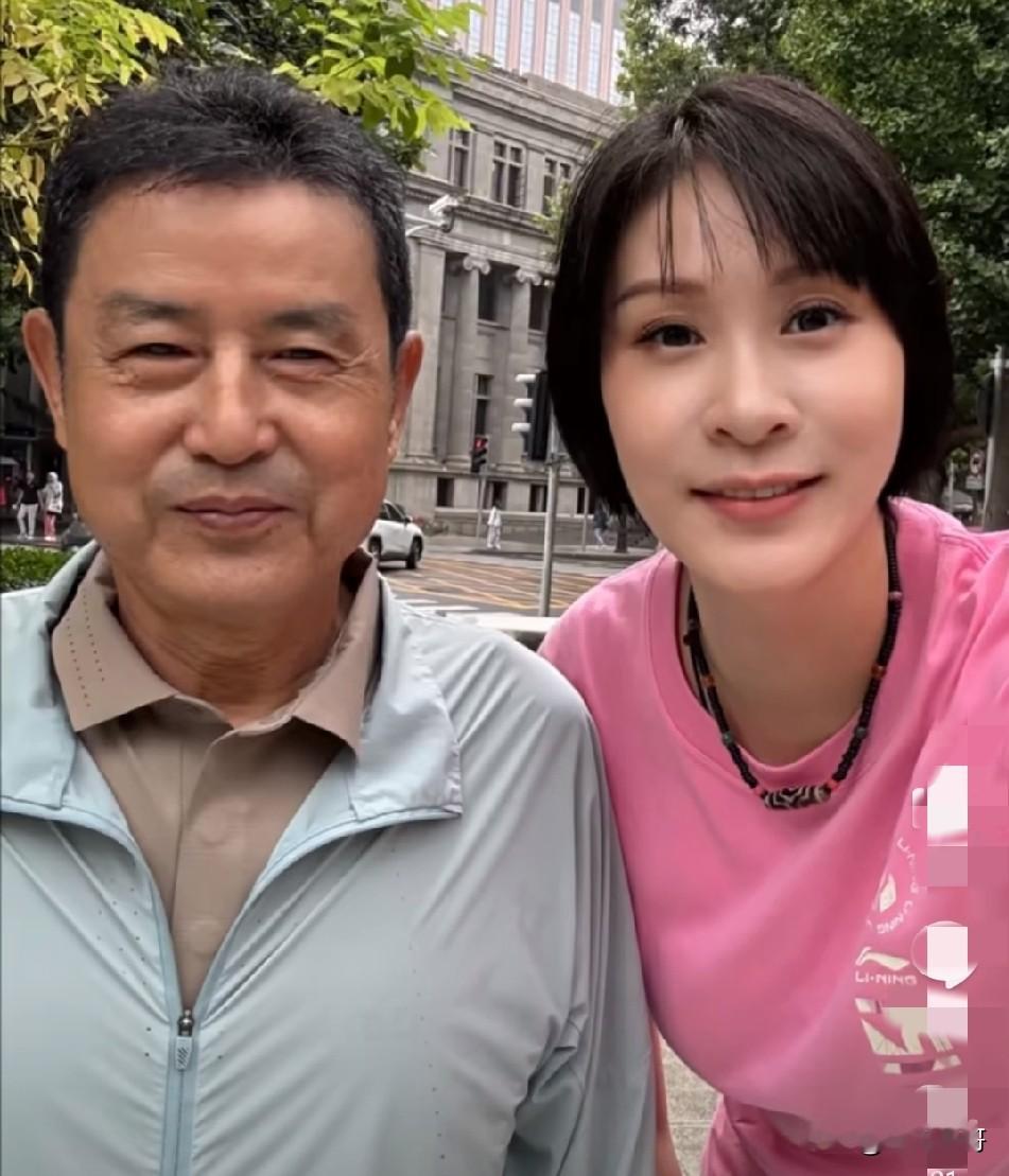 【她来了！他也来了！】 女排前主教练陈忠和女排前队长袁心玥以及前国手周...