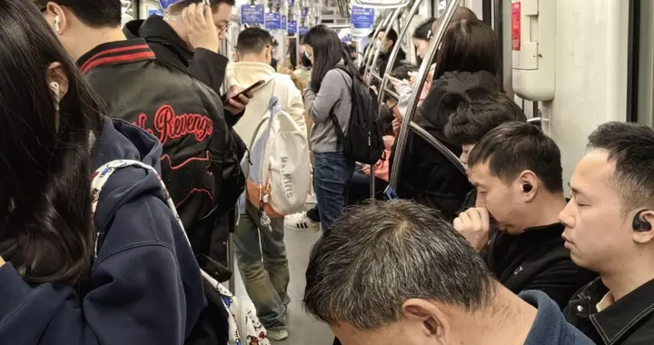 上海地铁8号线亲密事件刷屏！代际冲突背后：都市空间被挤压，年轻人为何更敢爱？