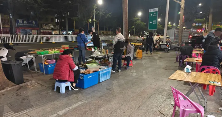 湛江：占道烧烤扰民半年 街道整治还路于民