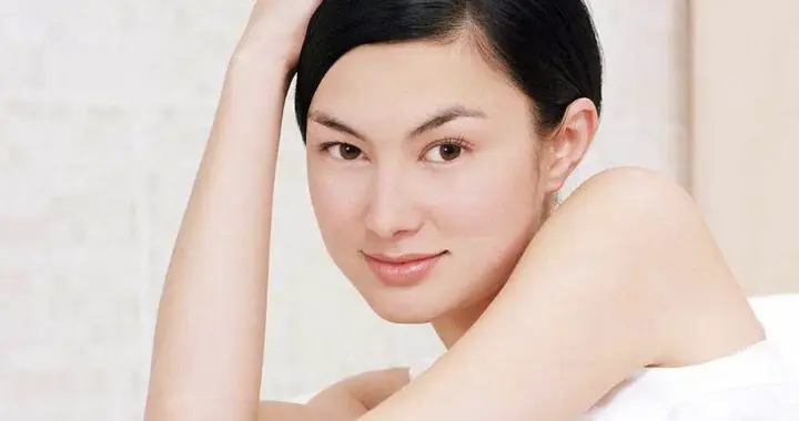 初代玉兰油女孩，迷倒谢霆锋只需一件白衬衫，48岁过成了这样