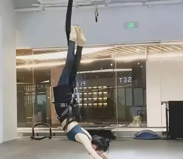 42岁王鸥练瑜伽，高难度动作信手拈来，让人捏了一把汗又连连赞叹