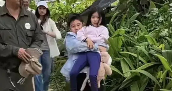 清明假期霍启刚带仨娃畅游广西，霍中曦抱着6岁妹妹，未见郭晶晶