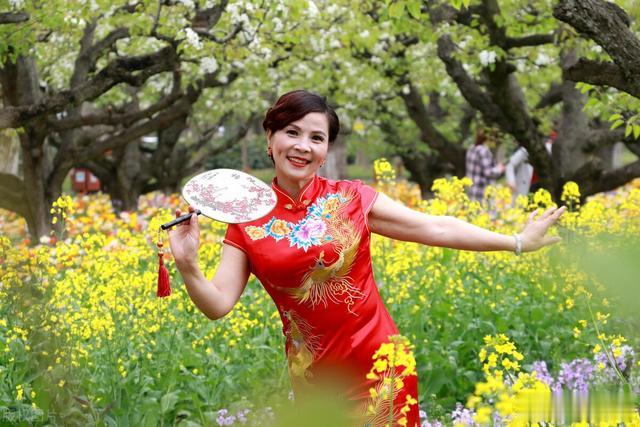 中老年阿姨拍照，避开这些“大妈”姿势，正确的方法在这里