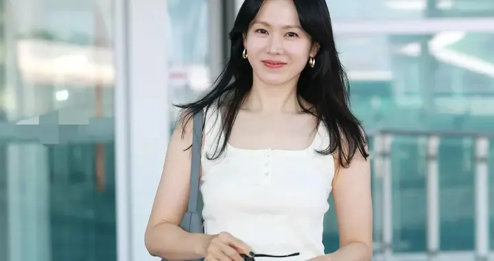 孙艺珍机场私服真简约！穿白色背心+阔腿裤，休闲随性又高级！