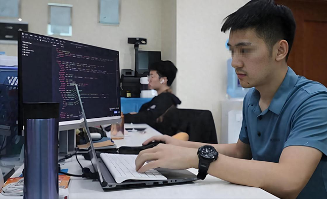 小故事：女同事邀我“假扮男友”回家过年，谁料夜里她竟来真的！