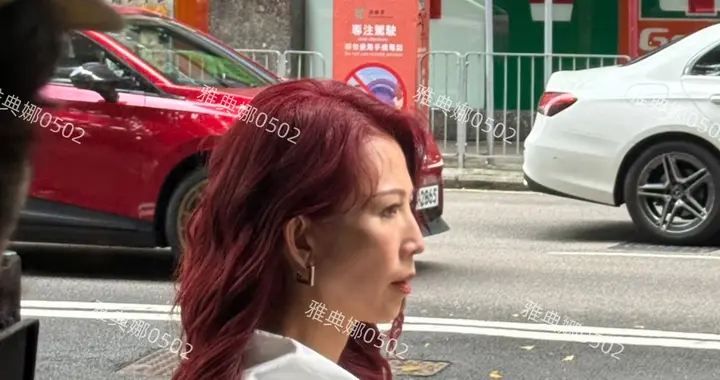 香港街头偶遇蔡少芬拍戏，又瘦又高五官立体大长腿，红发好有气场