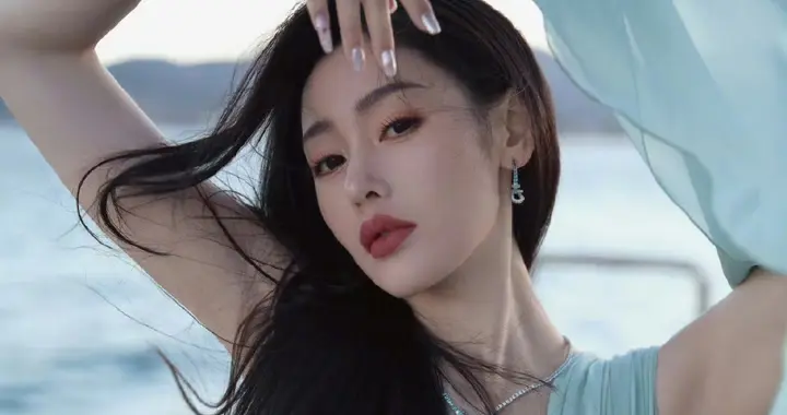 张天爱海滩大片，淡蓝色彩轻纱曼舞，柔美活力姿态