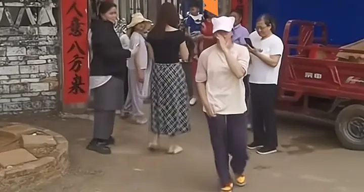 全红婵回老家祭祖，陪爷奶吃饭，下意识撸裤腿跳水基因刻骨子里了