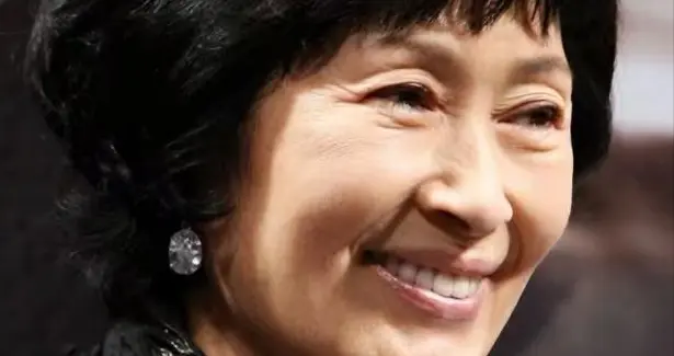 全家移民加拿大，息影后跟丈夫卖薯片，双料影后李秀明现状如何？