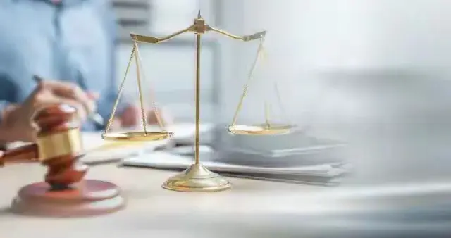 4人喝酒1人丧命，俩人事不关己，1人赔52万！这锅该谁背？