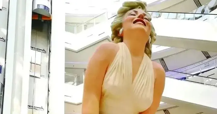 大连一商场性感女神玛丽莲梦露8米雕像被拆除，是也，非也？