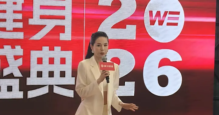 李若彤为健身代言，60岁的她腹肌状态惊人，连旁边男士都看呆了