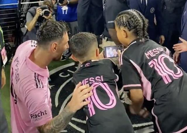 梅西离场众生相：卡戴珊儿子求合影，贝克汉姆握手拥抱，球迷欢呼