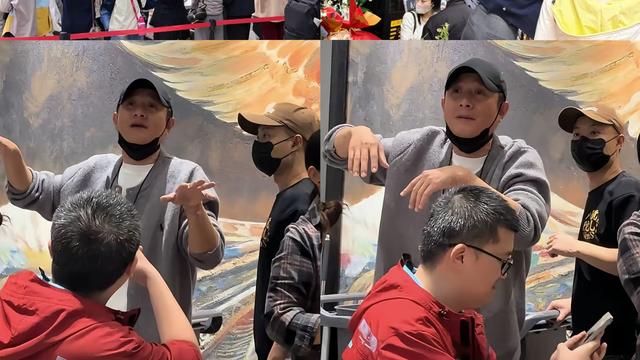 率真清泉XDrjD：雨天排队也挡不住热情