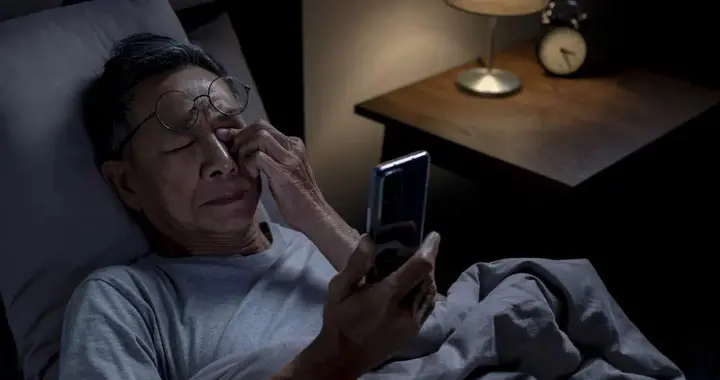 医生告诫：每天睡前玩手机的人，不用半年时间，睡眠或有这7变化