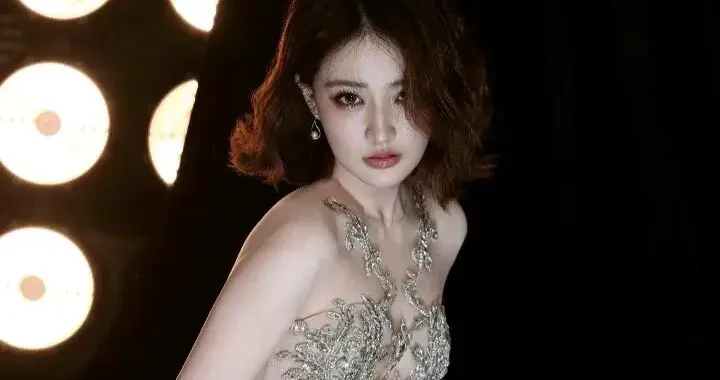 波波头一露下颌线，骨相和曼妙身姿全藏不住了，徐璐这波太撩人