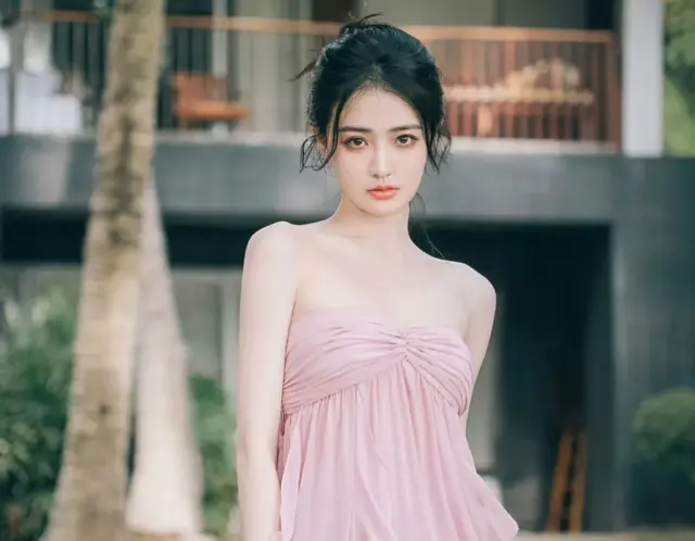 徐璐粉色抹胸裙，肤白貌美，气质好