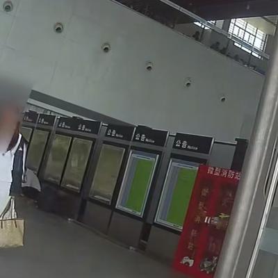 志哥点评：这才是人民的好警察！ 近日在河