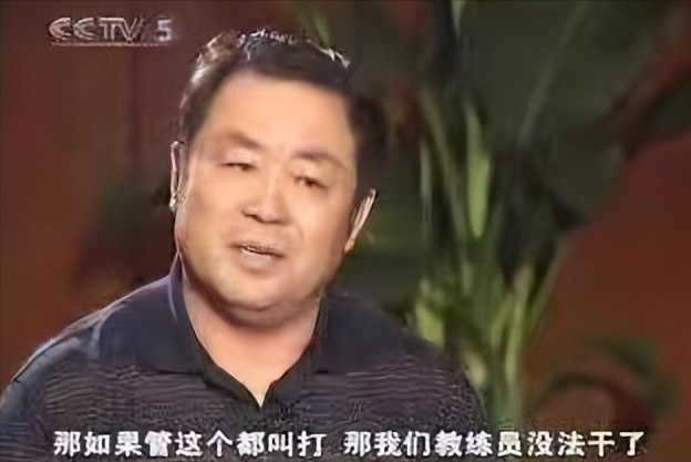 把队员打到骨裂，私吞奖金养狼狗防队员偷跑，黑心教练终将遭报应