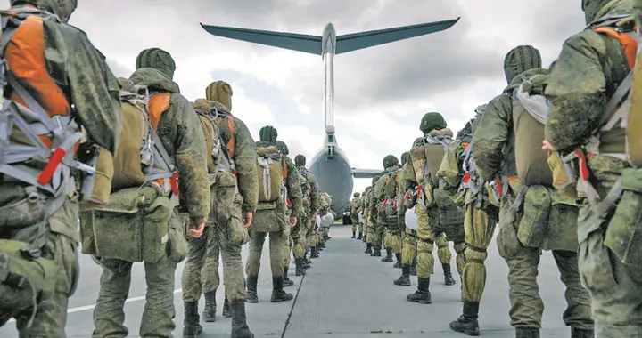 俄空降兵突袭乌后勤枢纽，摧毁300吨北约援乌弹药