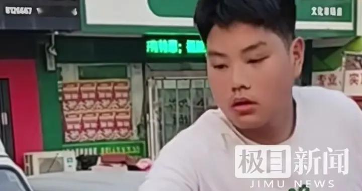 恶心！摆摊卖对联的小伙火了，同行眼红诬陷，逼得他拿出火化证