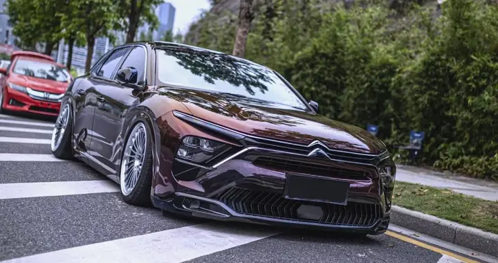 凡尔赛C5X：不靠流量靠质感，这台法系车凭什么打动懂车的人？