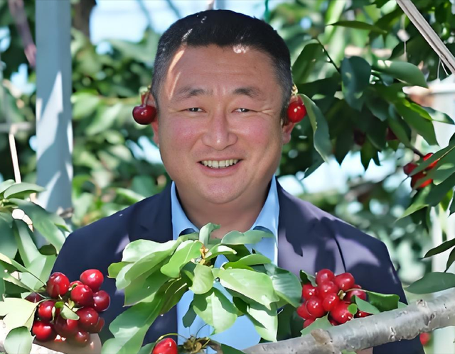 山东村书记为助农，刻意扮丑卖樱桃，却遭自己人背刺，以次充好