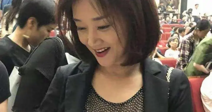 59岁宋祖英亮相活动，短发黑装尽显优雅气场。