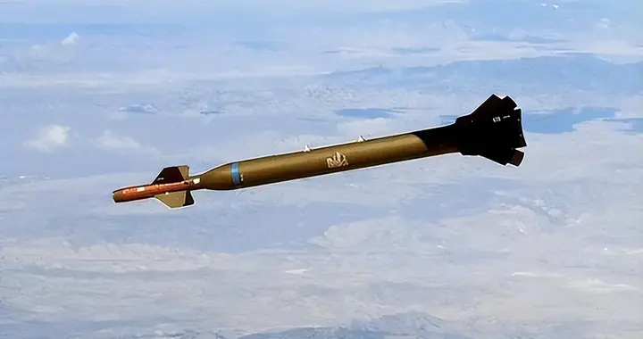 美军突然下死手，重型钻底弹炸穿霍尔木兹岸防，伊朗这次麻烦大了