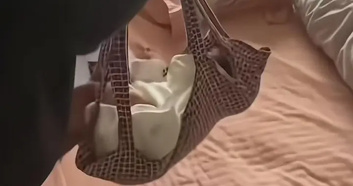 工作人员回应女婴被砸尿不湿有血：可能是月经出血