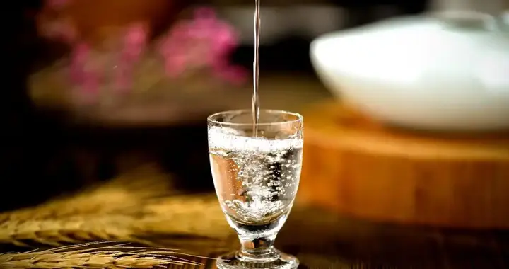 酒再次被关注！医生研究发现：喝得越多，寿命或越短？告诉你真相