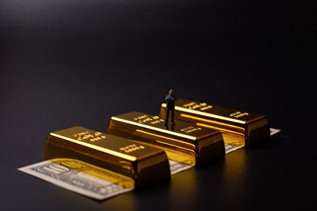 男子偷发小100克黄金淡定陪同报警