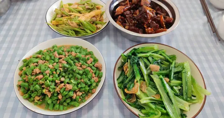 晒晒60岁老爸做的晚餐，4个江西小炒菜，网友：这才是家的味道