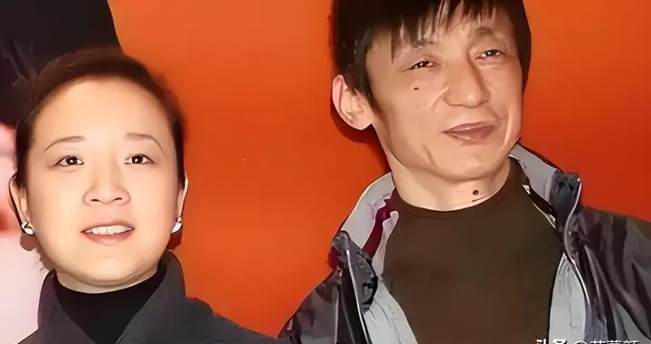 她是国家一级女演员，多次给丈夫戴绿帽，重病丈夫坐轮椅也不离婚