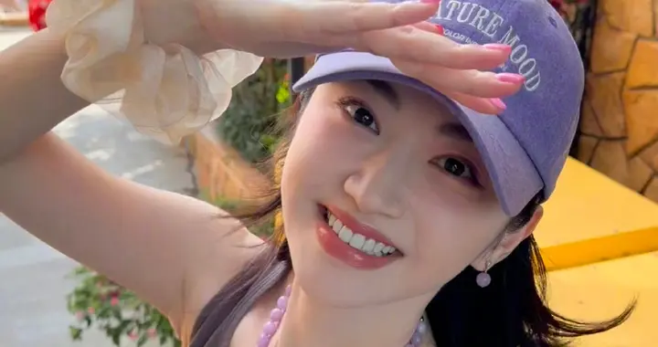 女星景甜旅游美照：人间富贵花好美！