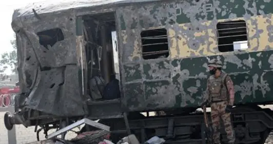 巴基斯坦列车爆炸27死：反恐打了这么多年，为何连火车都保不住？