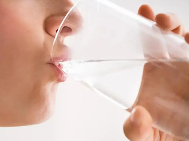 天天喝电热水壶烧的水，损伤神经还致癌？这3种水，才真的要少喝