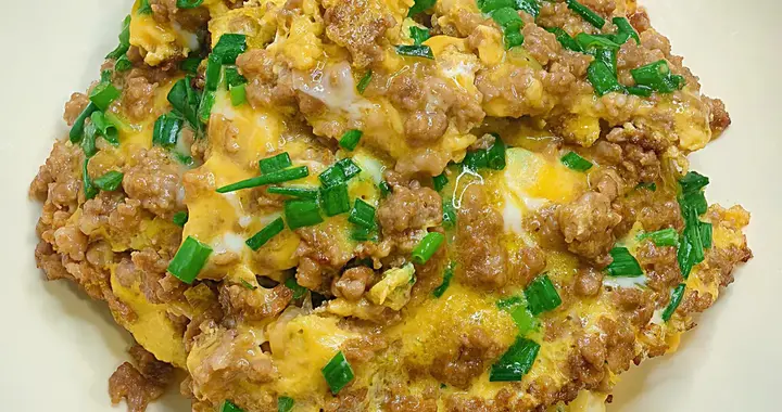 肉末细碎入味，滑蛋葱香嫩滑，让人忍不住拌饭两碗下肚