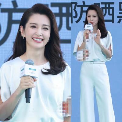 优优时尚穿搭：李冰冰还是那么年轻漂亮！