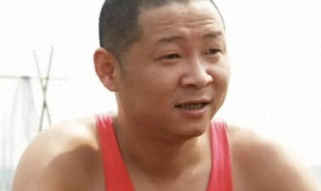 “三德子”养鸡身价上亿，却在乡下庭院喝茶，娶小15岁模特娇妻