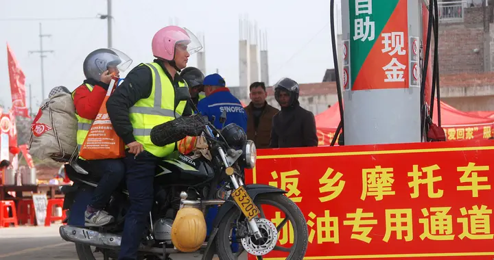 消失的春运摩托大军：9天春节假期如何改变农民工返乡方式