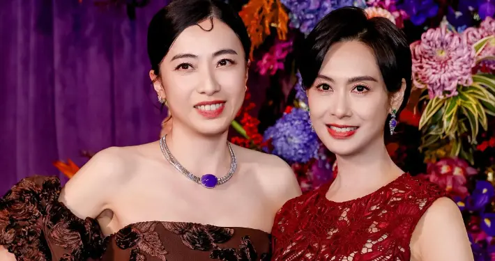 这一夜，戴帝王紫、秒了朱茵的甘比，让所有人见识了她的江湖地位