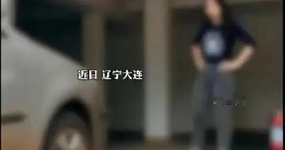 女子车库被堵怒打司机，却因打人被罚三千多元，真相如何？