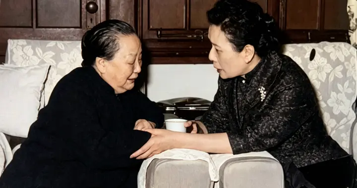 1962年胡适被“气死”后，宋美龄慰问其夫人江冬秀的合影