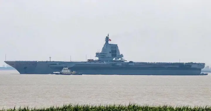 中国004号10万吨核动力航母刚敲定，传闻005号退回九万吨常规了？