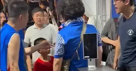 小球迷穿武磊球衣遭申花球迷围攻，武磊团队寻人：不能就这么算了