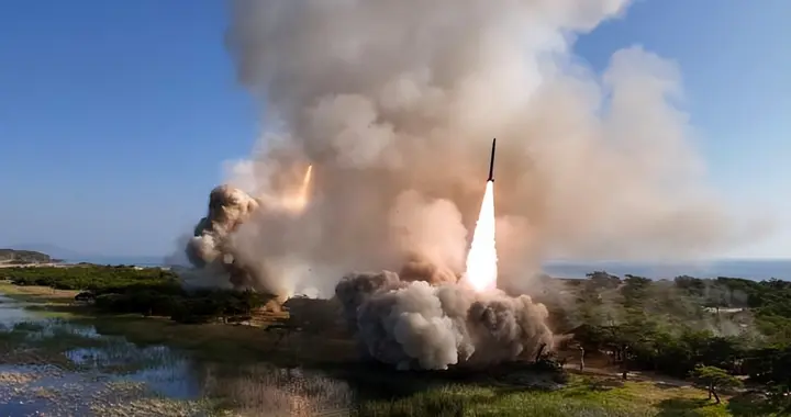 奉陪到底，王毅专机抵朝前，朝鲜亮出集束弹头，日韩防长紧急通话