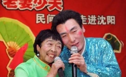 62岁大妈执意嫁26岁年轻小伙，不惜花费2亿整容，婚后竟过成这样