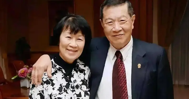她是李昌钰头婚妻子，马来西亚千金小姐，全力托举丈夫事业高升